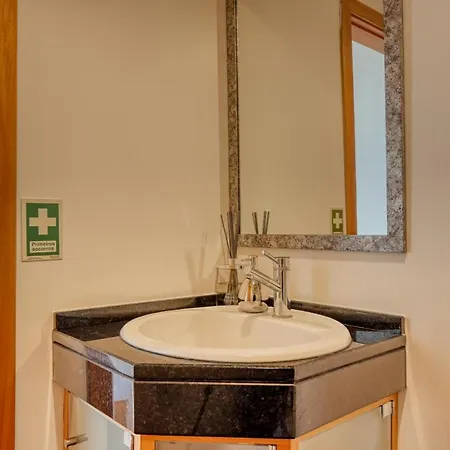 58, A In Madeira Santa Cruz (Madeira)